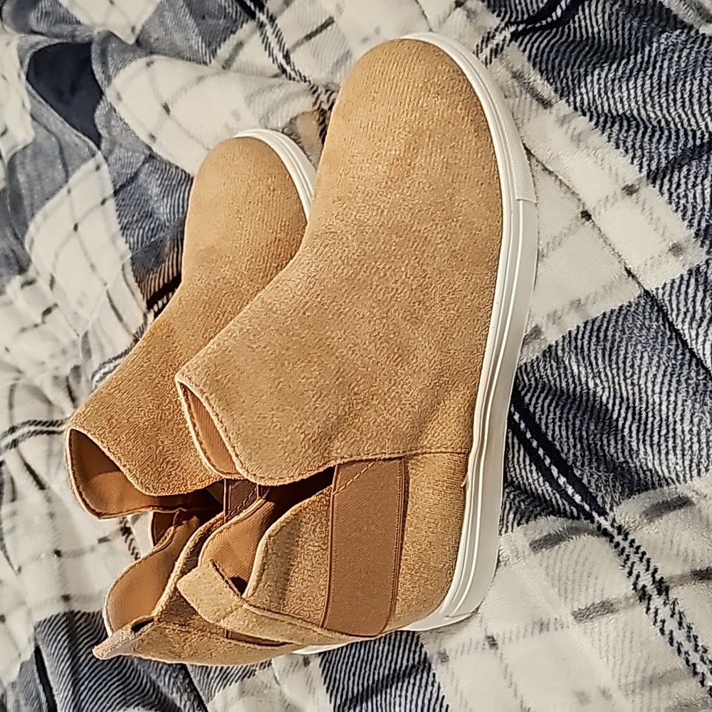 Boots without fur